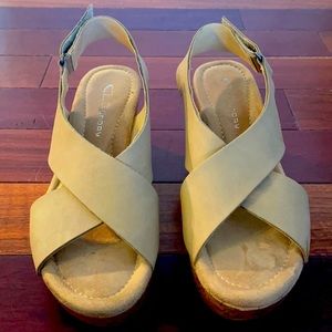 CLAY Laundry Wedges-Classic goes with everything size 8